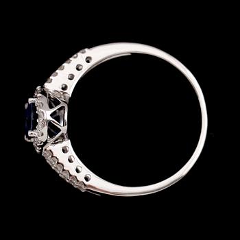 RING, 18 k vitguld, safir ca 0.97 ct, briljantslipade diamanter tot ca 0.30 ct.