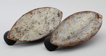 VETTAR, 2 st, målat trä, 1900-talets första hälft.