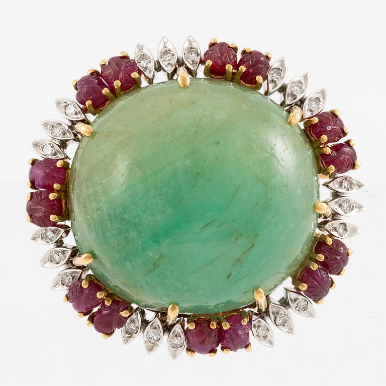 Brosch med stor cabochonslipad smaragd samt skurna rubiner och åttkantslipade diamanter.