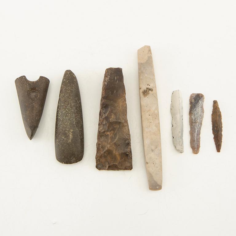 Arrowheads, stone axes, etc., seven pieces, Neolithic.
