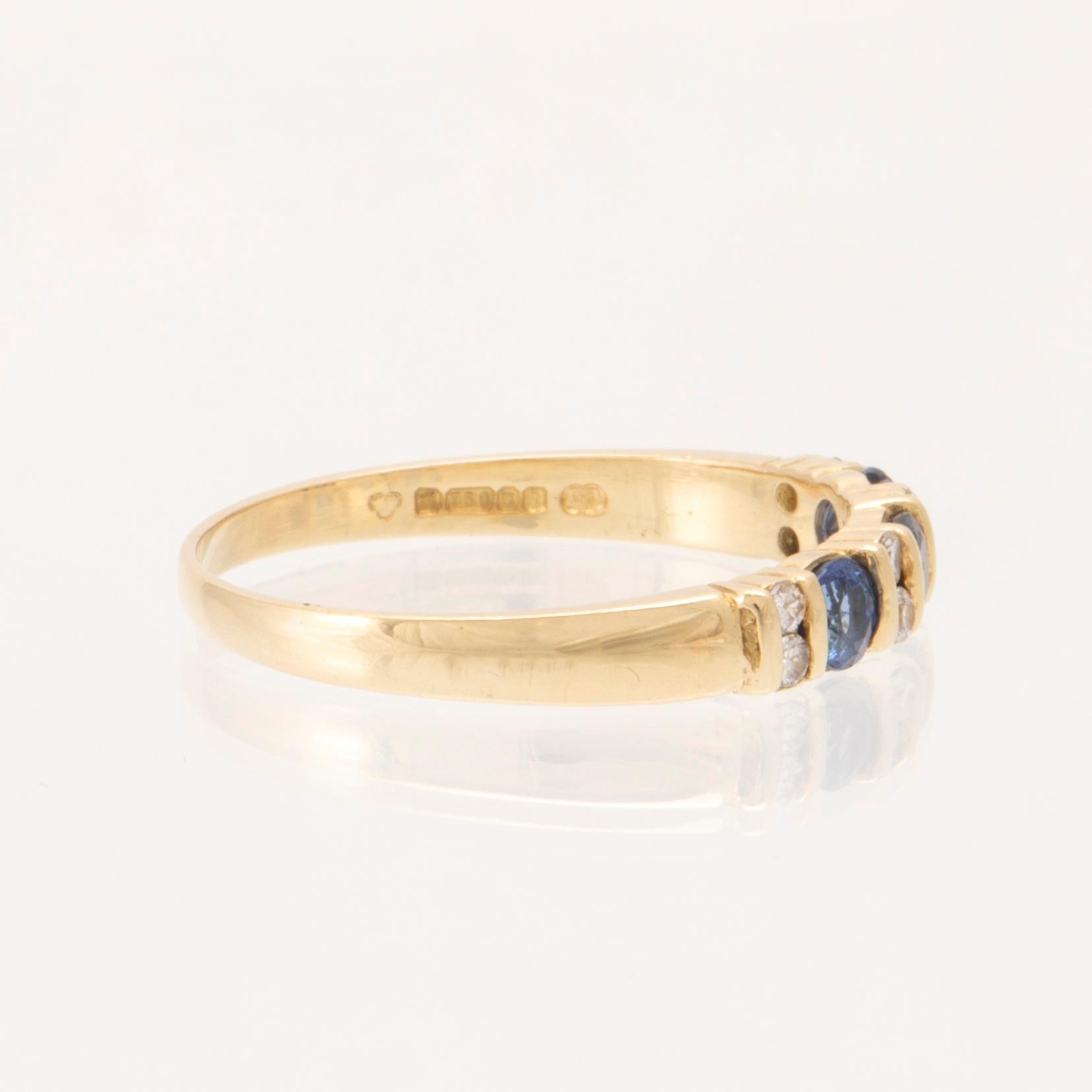 Ring 18K guld med runda briljantslipade diamanter och runda fasetterade blå stenar, London England.