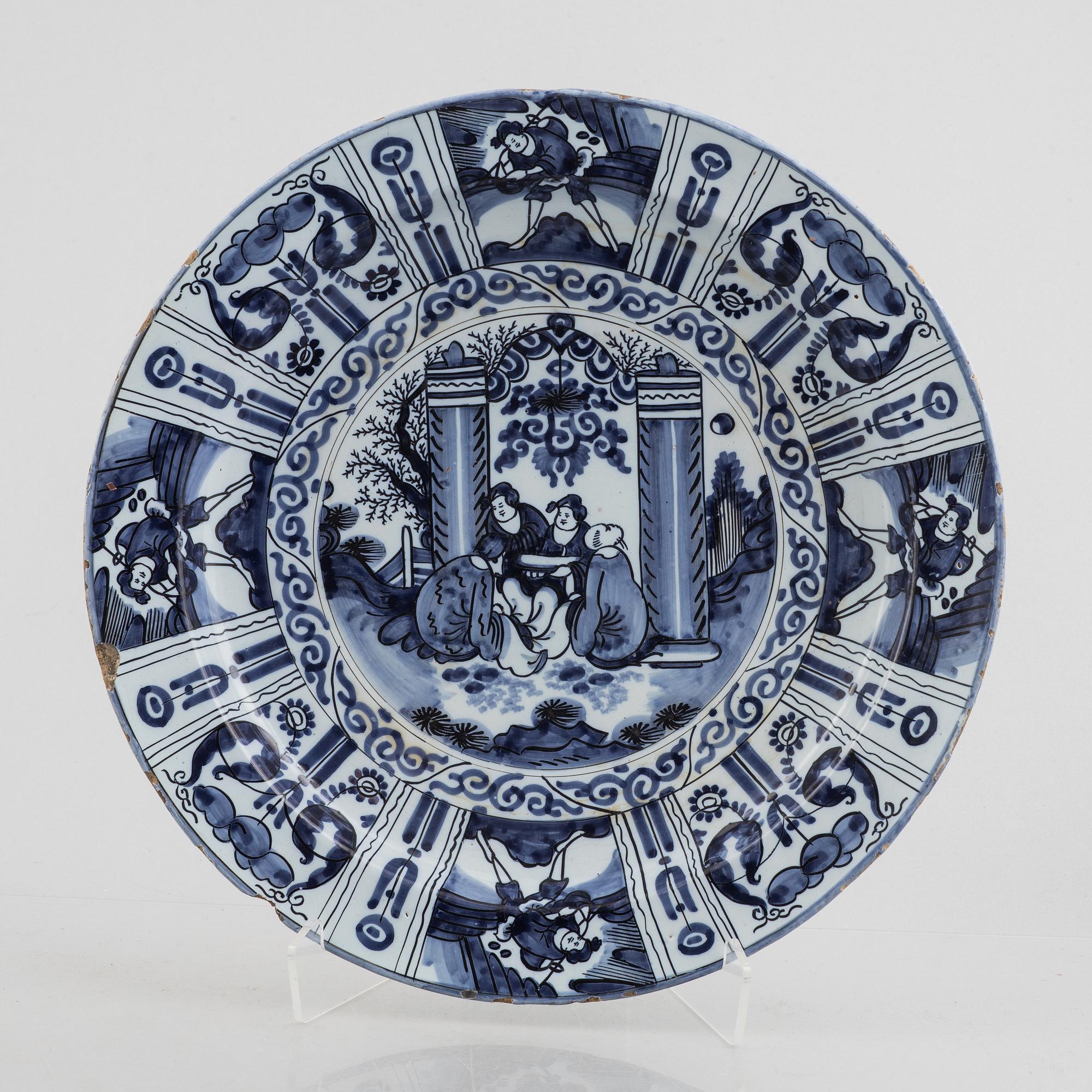 A large German faiance dish, 18th/19th century.