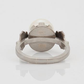 Wiwen Nilsson, ring, 18K vitguld med pärla, Lund 1958.