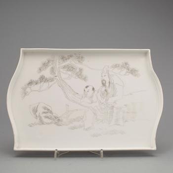 PENSELVAS SAMT BRICKA, porslin, Kina tidigt 1900-tal.