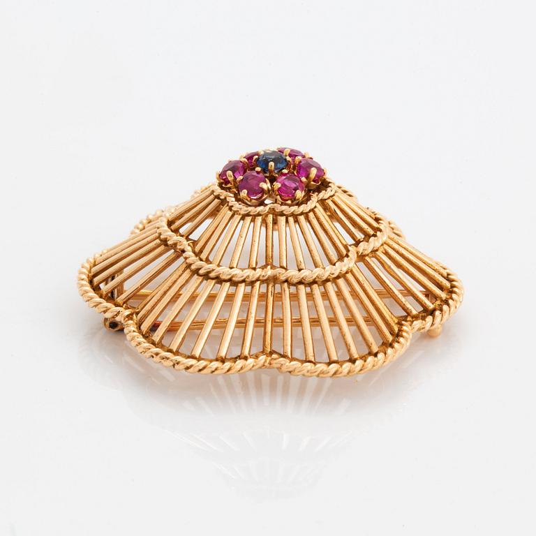 A brooch and a pair of earrings in 18K gold set with blue and pink sapphires.