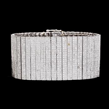 4. BRACELET, brilliant cut diamonds, tot. app. 12 cts. Weight 94,5 g.