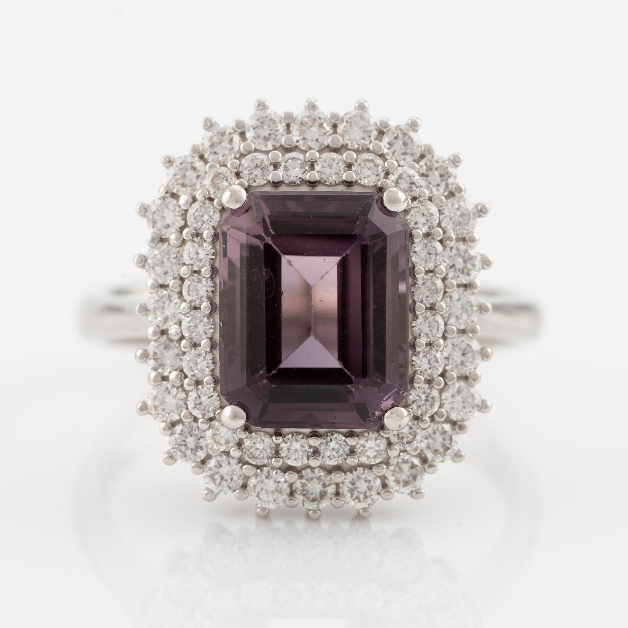 Ring 18K guld med en fasettslipad lila turmalin och runda briljantslipade diamanter.
