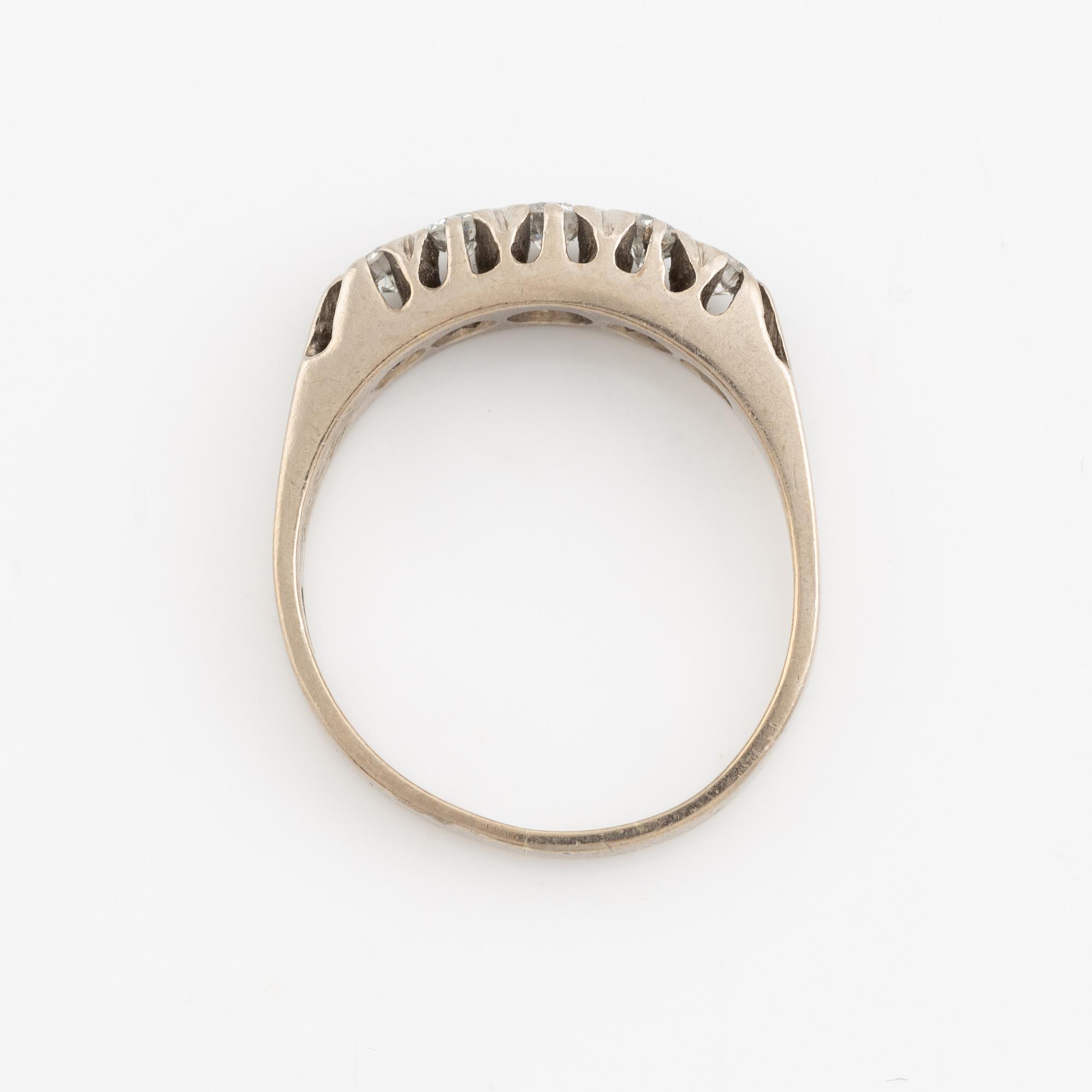 An 18K white gold ring set with round brilliant-cut diamonds.