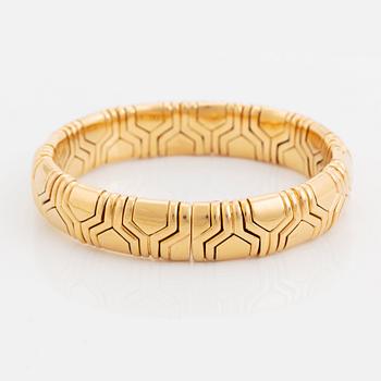 An 18K gold Bulgari bracelet set with round brilliant-cut diamonds.