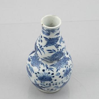 A group of four porcelain vases, Qing dynasty, 19th century/around 1900.
