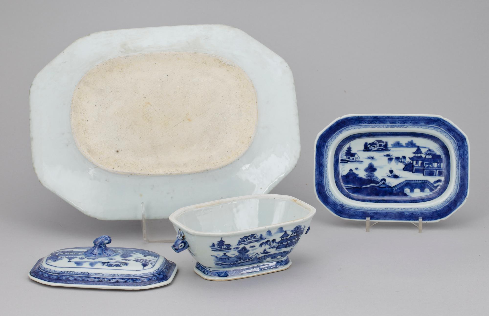 SMÖRTERRIN MED FAT SAMT STEKFAT, porslin, Kina 1800-tal.