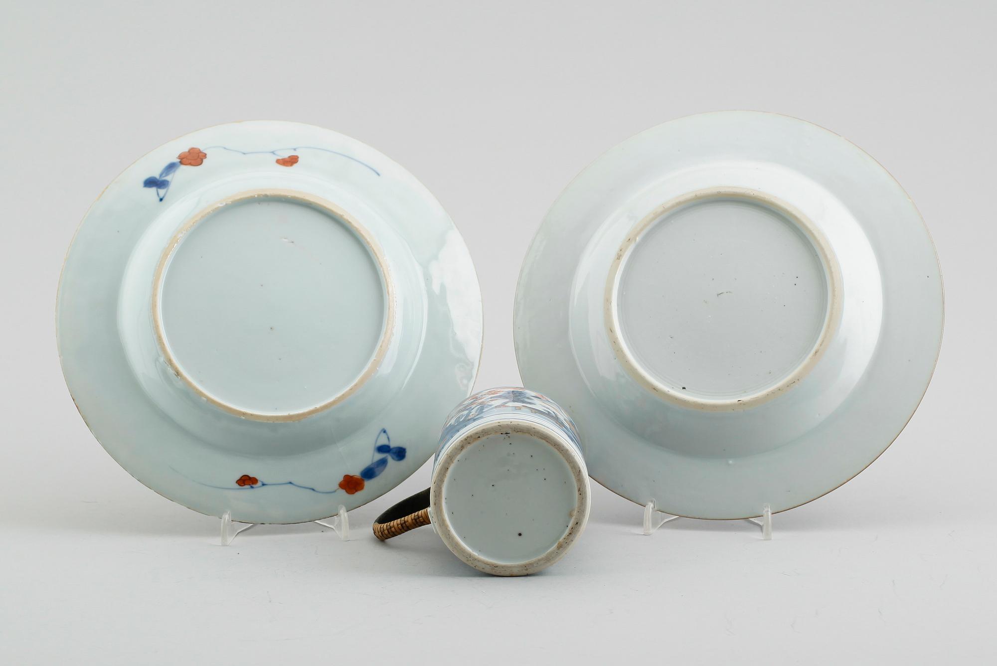 TALLRIKAR, 2 st samt MUGG, porslin, Kina, 1700-tal.