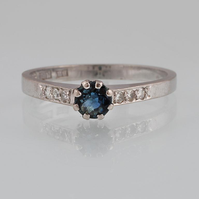 RING, 18K vitguld med blå safir samt 6 åttkantslipde diamanter, Bims Guldsmide, Göteborg, 1941. Vikt  2,5 gram.