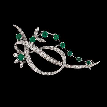 138. BROSCH, smaragder med briljantslipade diamanter, 1960-tal.