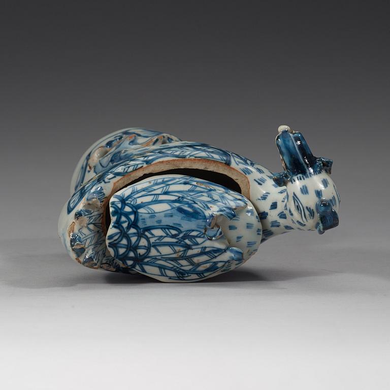 A blue and white cencer in shape of a bird, Ming dynasty, 17th Century.