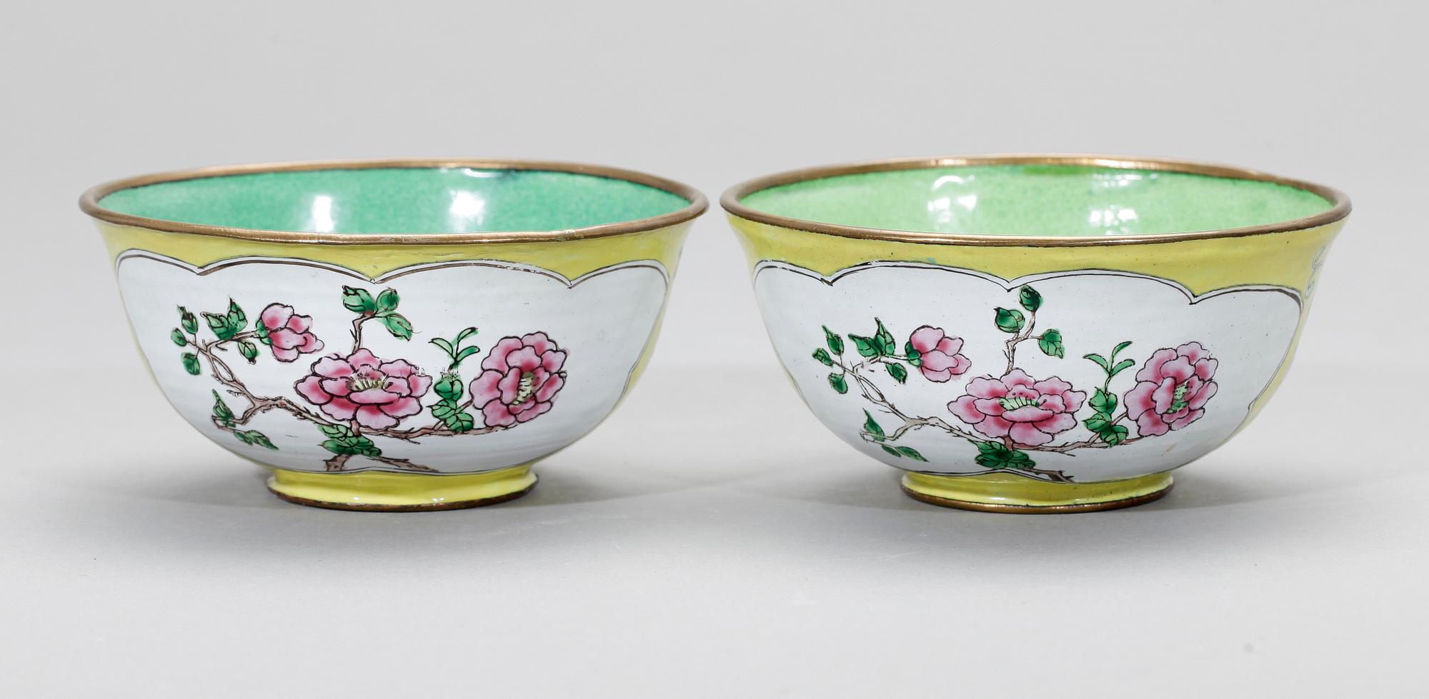 KOPPAR/SKÅLAR, 2 st snarlika. Cloisonné, Kina, 1900-tal.