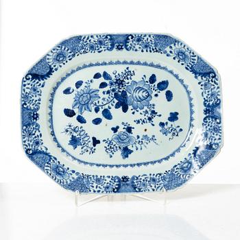 A Chinese blue and white export porcelain dish, Qing dynasty, Qianlong (1736-95).
