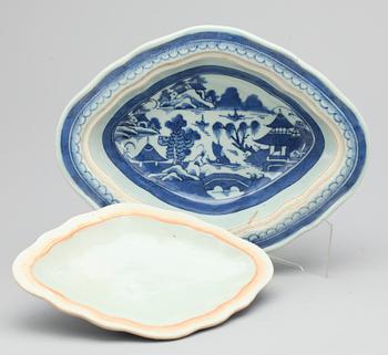 KAROTTER, ett par, porslin, Kina, 1800/1900-tal.