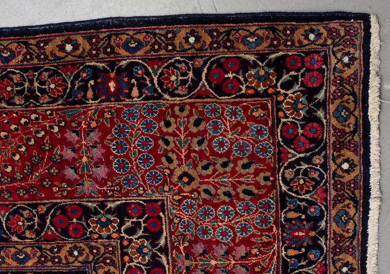 A carpet, an antique/a semi-antique Yezd, ca 557-562 x 366,5-370,5 cm.