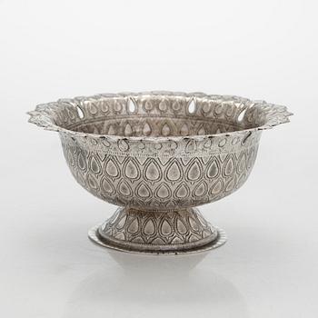 An 18th-Century Mughal silver bowl. Finnish control mark, Ossian Hopea, Porvoo 1977.
