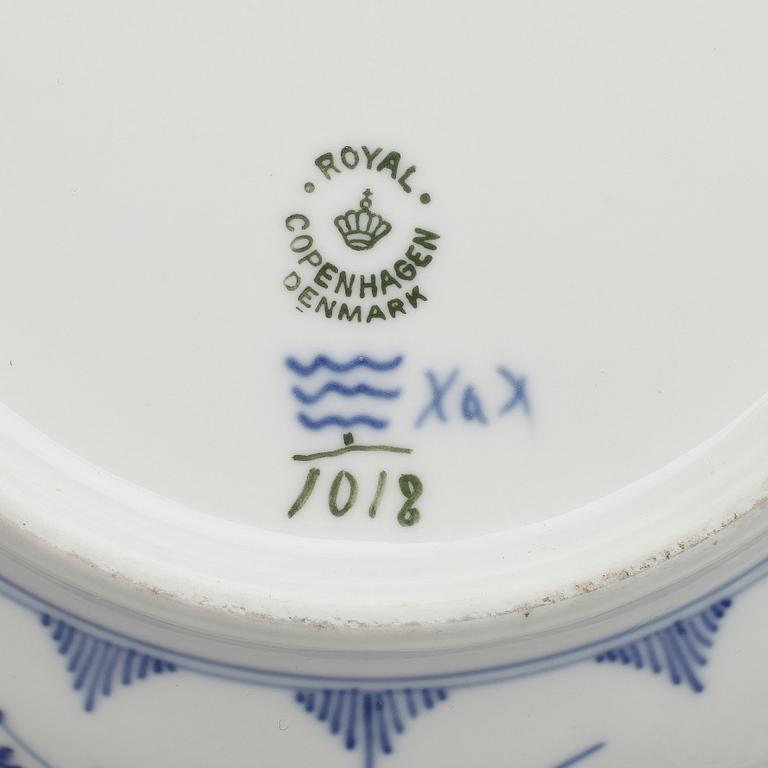 SERVISDELAR, 25 delar. porslin "Musselmalet" Royal Copenhagen.