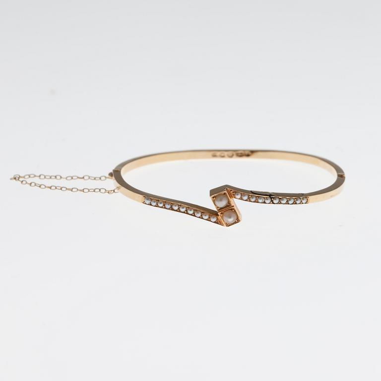 ARMRING, 18K guld, pärlor. Möjligen John Petterson Stockholm 1914. Vikt 7,4 g.