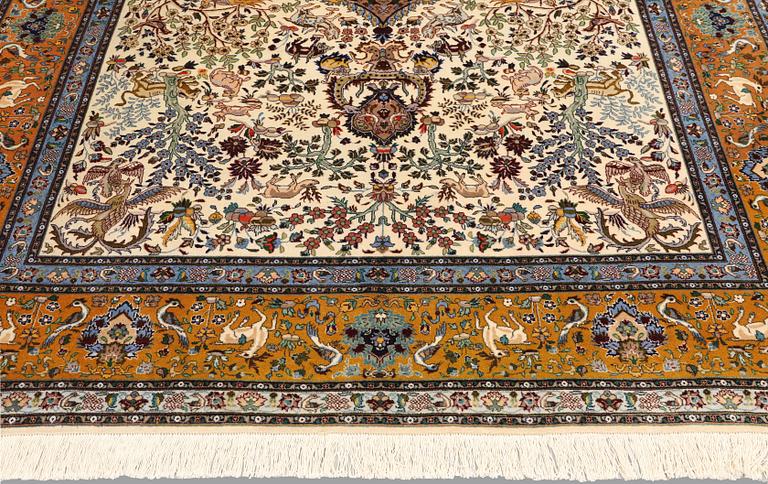 A figural Tabriz carpet, approx. 290 x 208 cm.