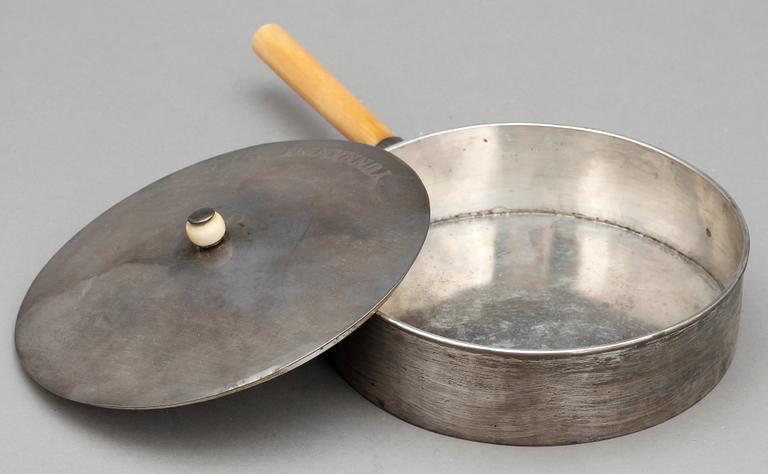 KASTRULL MED LOCK, silver, Kina, 1900-talets början. Total vikt ca 408 g.