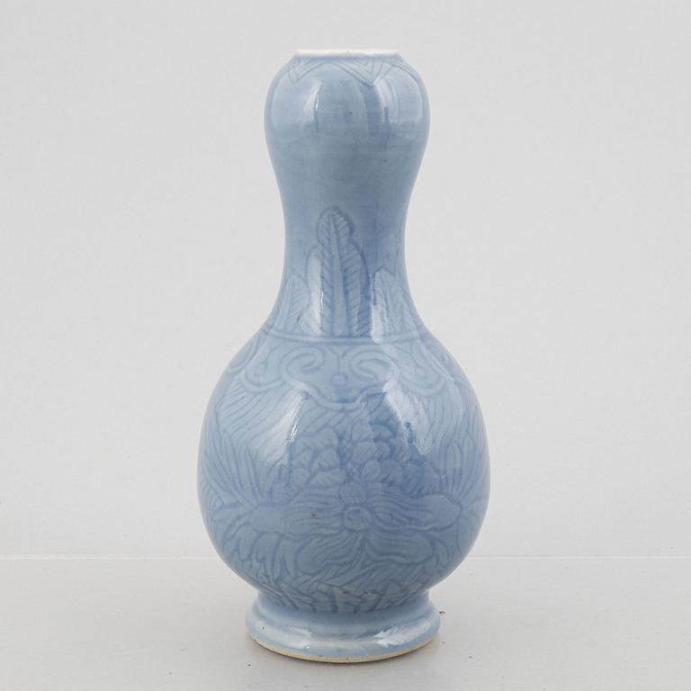 Three Chinese vases, porcelain / stoneware, 20th century.