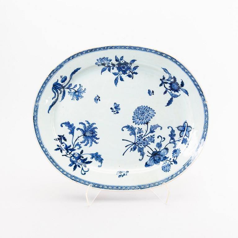 A Chinese Qianlong porcelain serving dish.