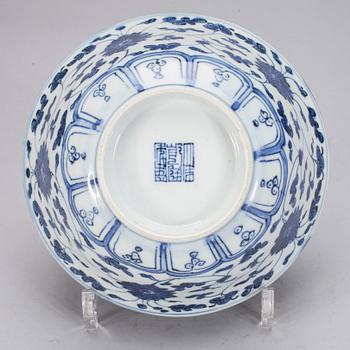 KRUKOR, 3 st och SKÅL, porslin, Kina 1800-talets slut.
