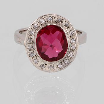RING, 18K vitguld med checkerslipad syntetisk rubin samt åttkantslipade diamanter. Vikt vita stenar. 5,9 gram.