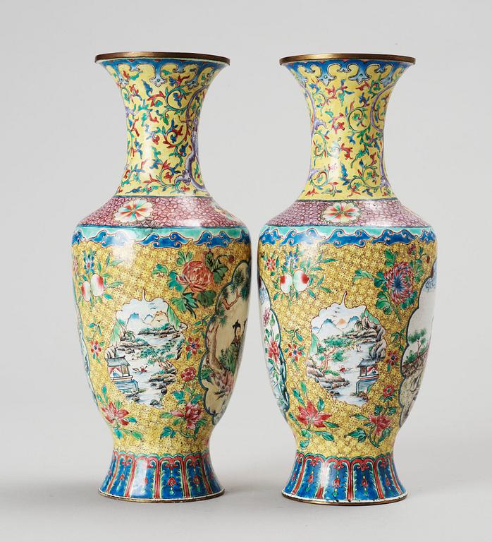 VASER ett par. cloisonné. Kina. 1900-tal.