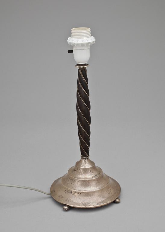 BORDSLAMPA, silver och trä, K. Anderson, Stockholm, trol 1924.