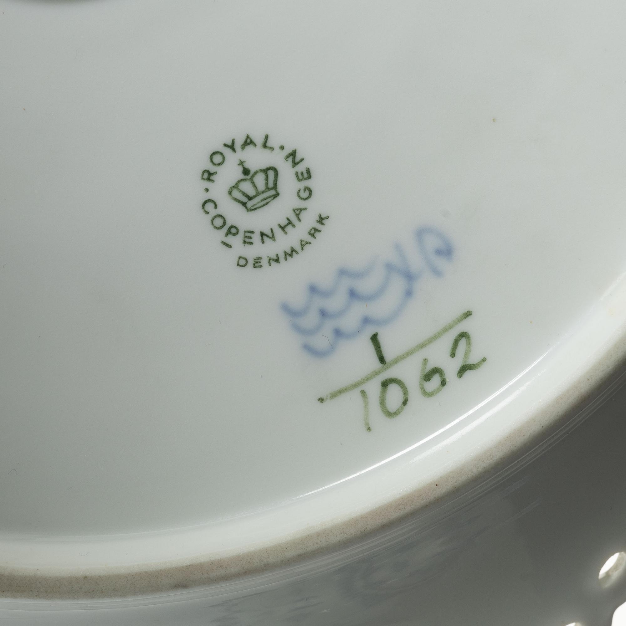 Te- och kaffeservis, 57 delar, porslin, "Musselmalet", Royal Copenhagen, Danmark.