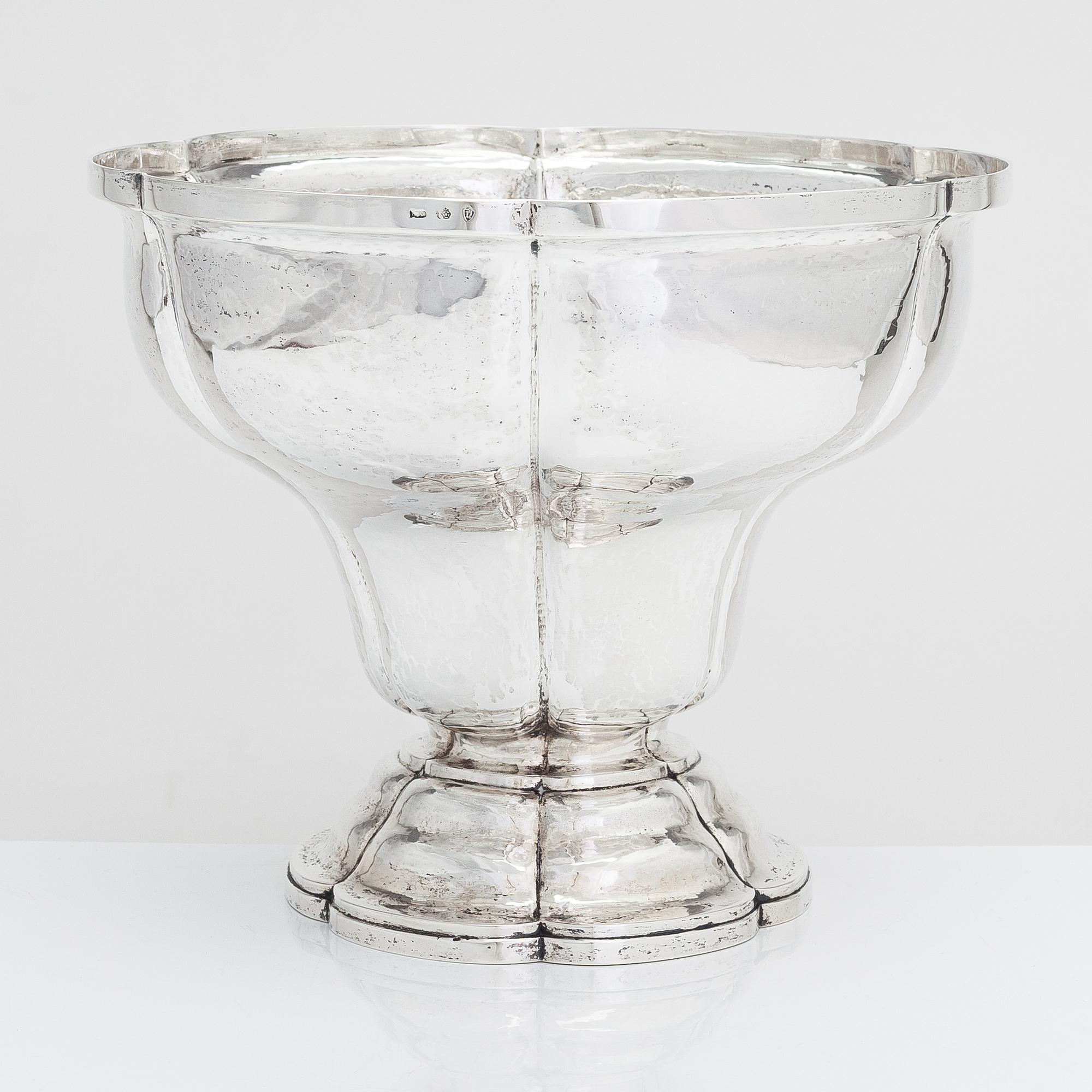 An early 20th-century silver bowl, maker's mark of L. Neresheimer & Co, Hanau, Germany .