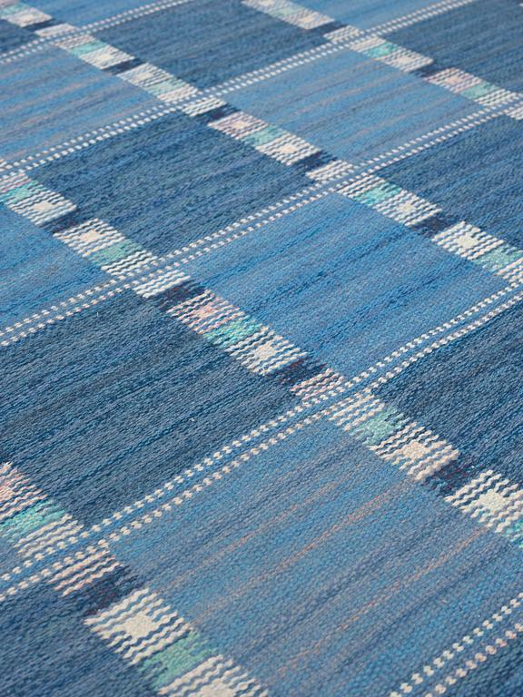 CARPET. "Falurutan, blå". Flat weave. 372 x 274,5 cm. Signed AB MMF BN.