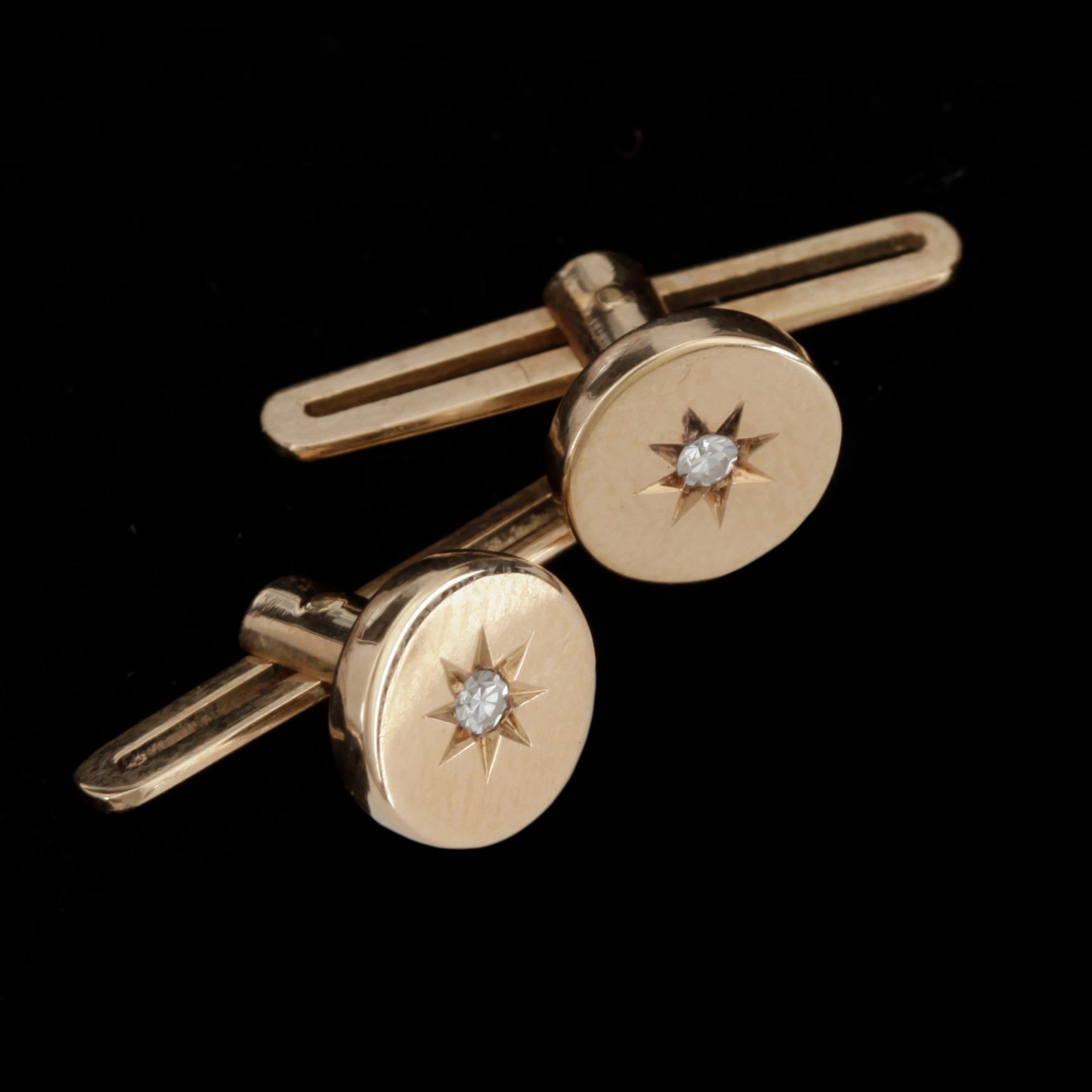 FRACKSKJORTKNAPPAR, ett par, guld 18K, två diamanter, Gustaf Dahlgren & Co, Malmö 1956. Tot ca 1,5 gram.