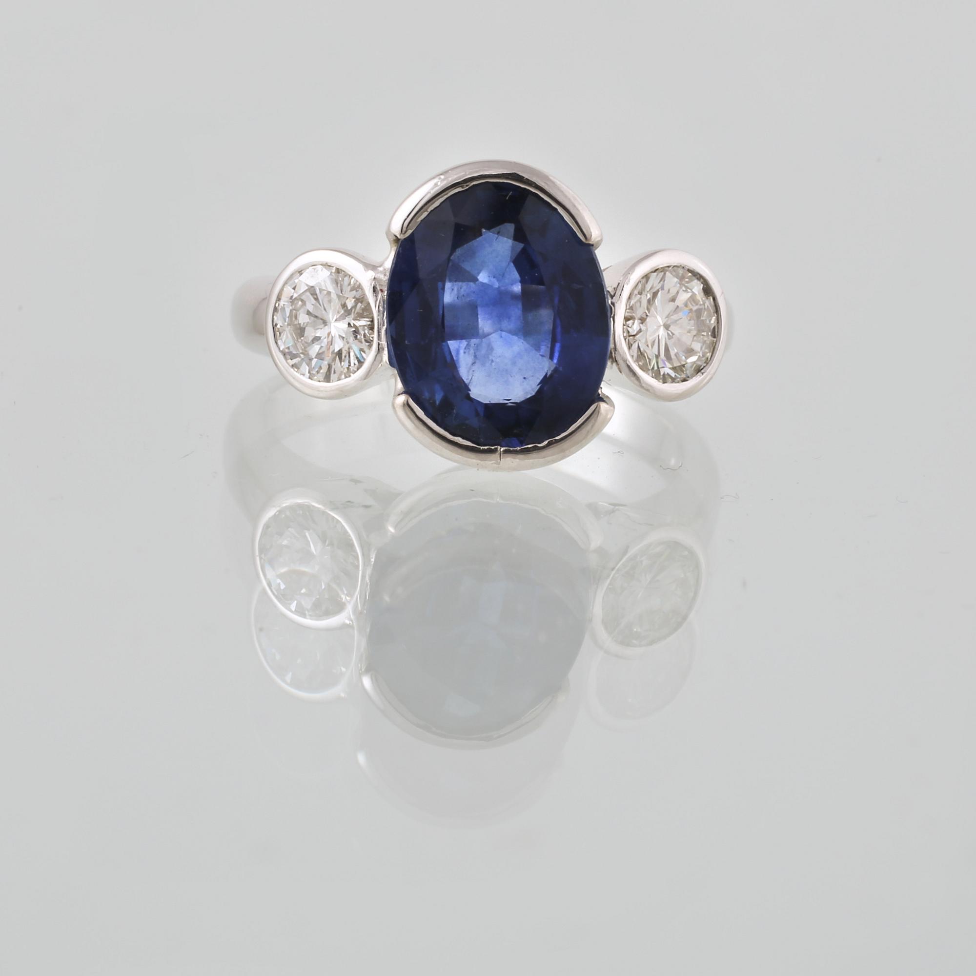 RING, 18k vitguld, med blå safir ca 2.50 ct och 2 briljantslipade diamanter, tot 0.30 ct, Alessandria, Italien, Vikt 5 g.