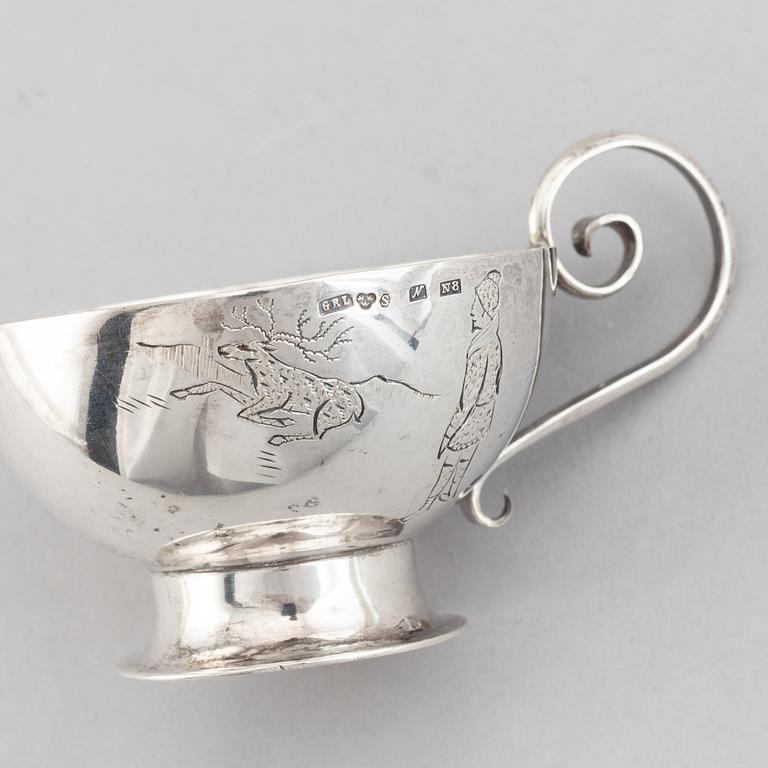 5+1 swedish silver mugs and a sugar tongs, including Erik Lindbeck, Nederkalix 1939.