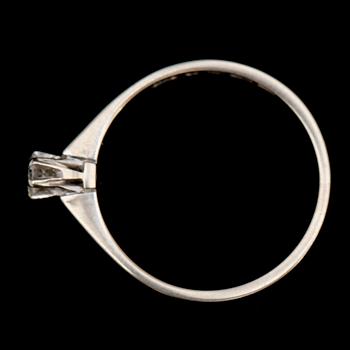 RING, 18 k vitguld, med solitär briljant 0.12 ct. JP Stockholm 1940. Tot vikt 2 gram.