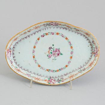 A famille rose dish, Qing dynasty, Qianlong (1736-95).