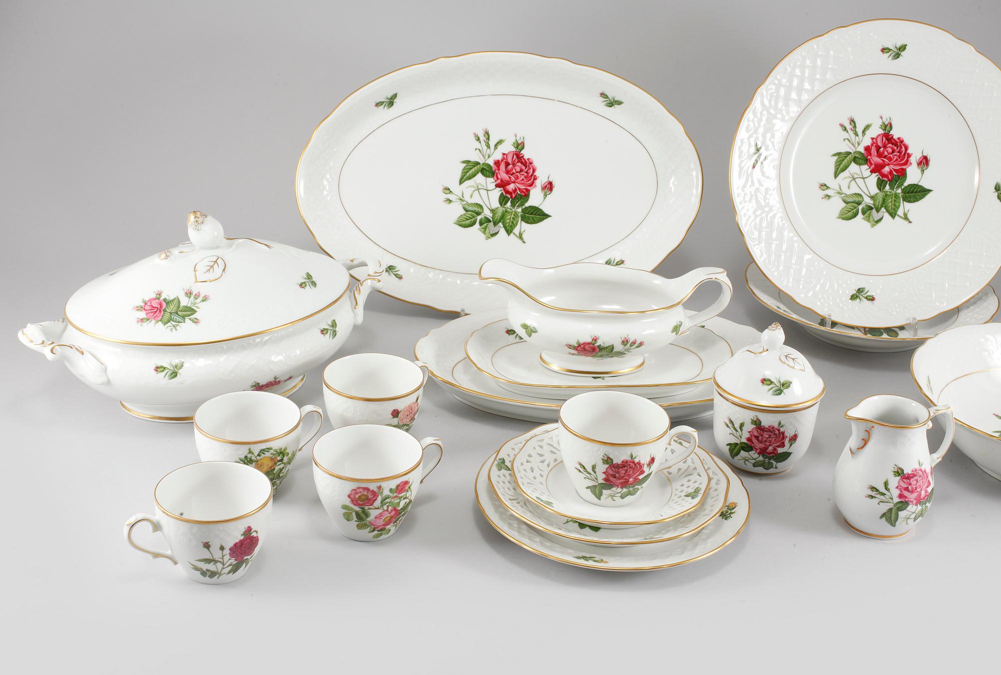 SERVISDELAR, 70 st, porslin,"Les roses classiques",  Fyrklövern, 1900-talets sista del.