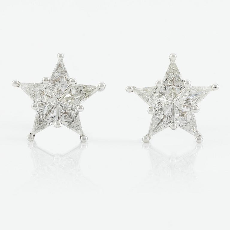 Örhängen, i form av stjärnor, vitguld med fantasislipade diamanter.