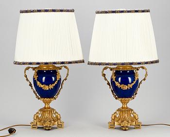 LAMPFÖTTER, ett par, brons och porslin, nyrenässans, 1800-talets slut.