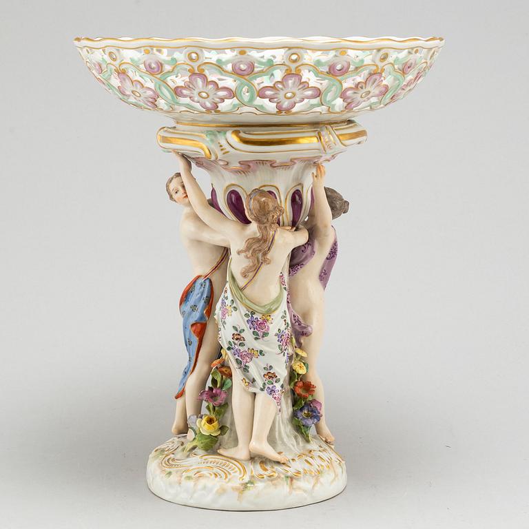 A Meissen footed chesnut basket, circa 1900.