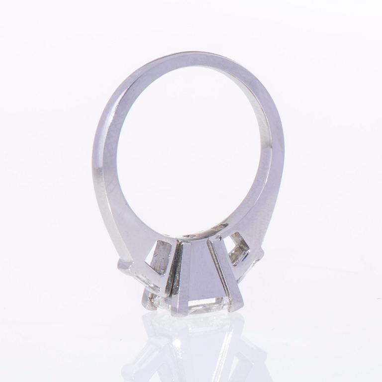 RING, platina, prinsesslipad diamant och baguetteslipade diamanter. Vikt ca 6,9 g.