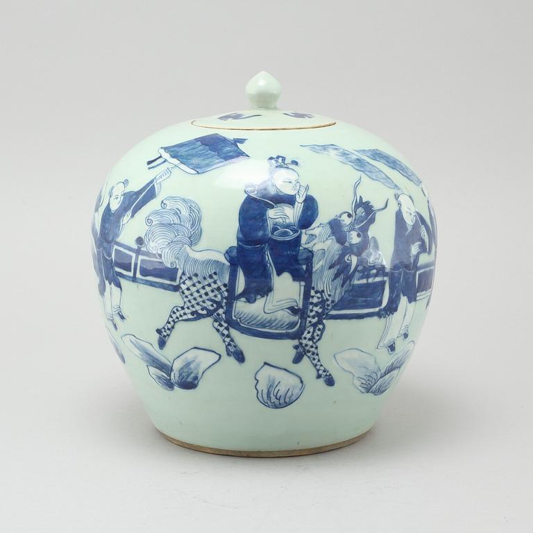 A chinese porcelain jar, 19th century.