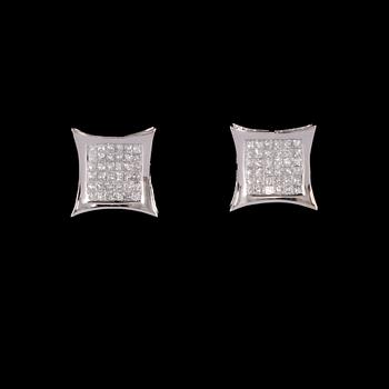 ÖRHÄNGEN, ett par, 14k vitguld med prinsesslipde diamanter, totalt ca 1.50 ct, utländska stämplar. Vikt 3 g.