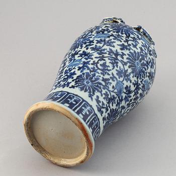 A blue and white baluster vase, Qing dynasty, 19th Century.